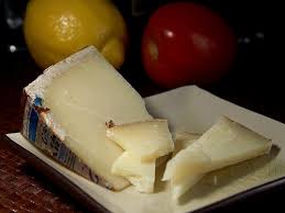 Forma di formaggio pecorino