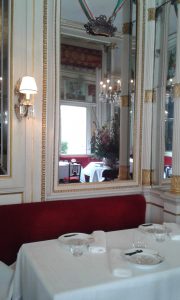 Tavolo su cui era solito pranzare il Conte di Cavour,secondo i racconti da questo tavolo Cavour poteva scorgere dal Parlamento quando era richiesta la sua presenza.